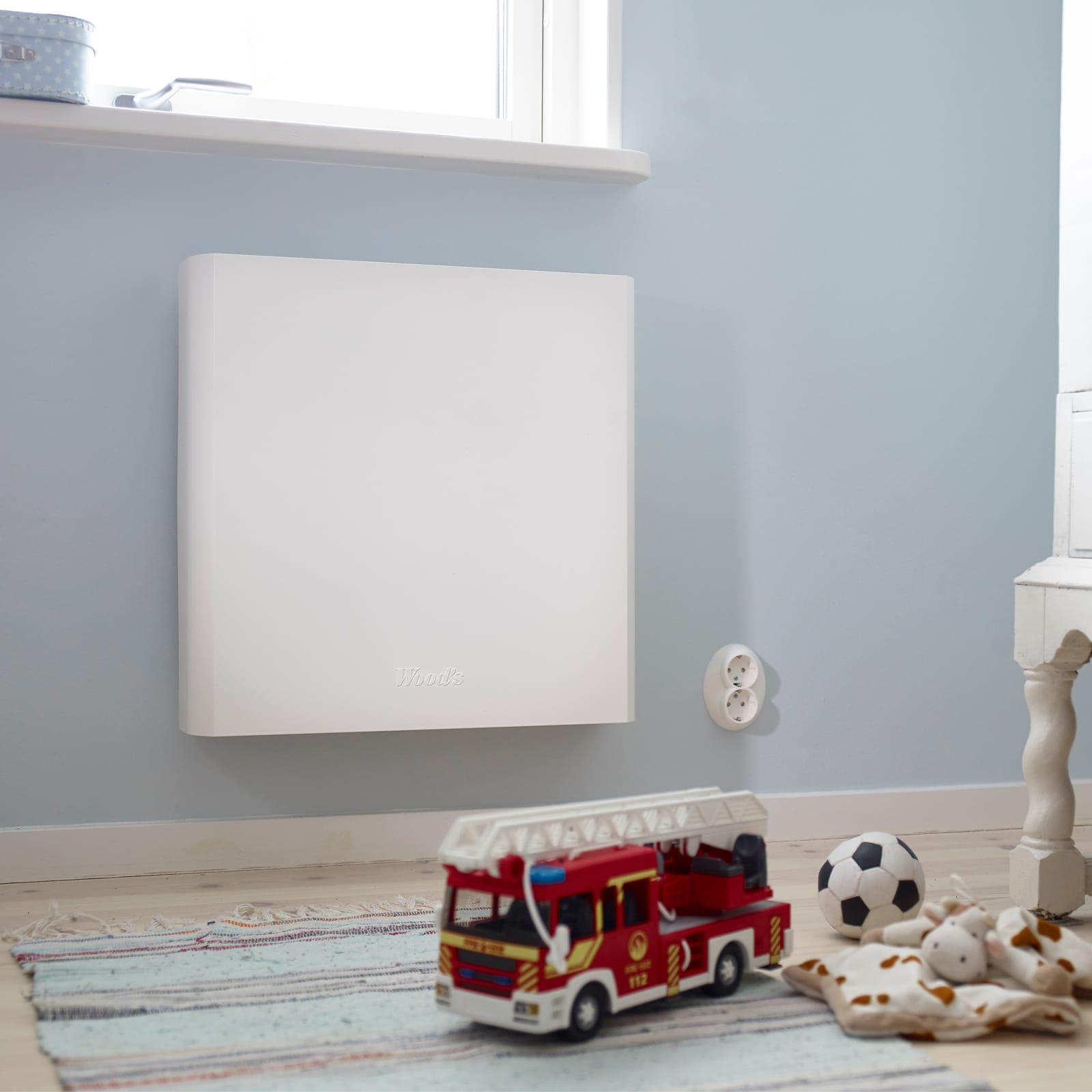 Wood's TALL 155 luchtreiniger plat tegen de muur in een kinderkamer